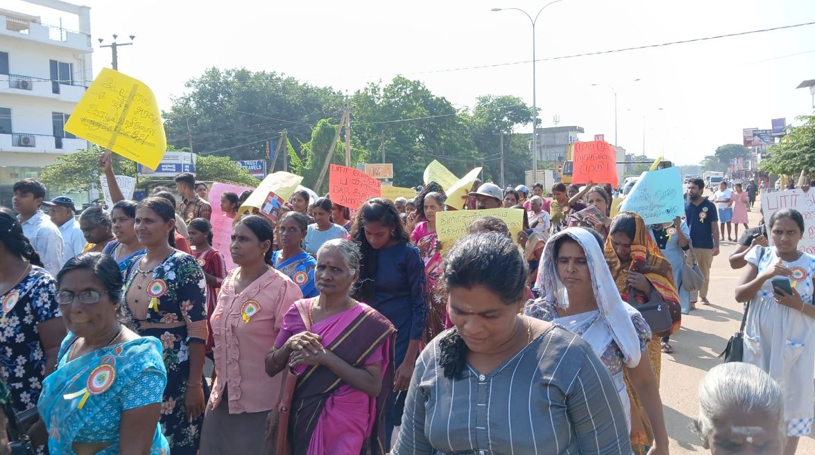 கிளிநொச்சி மாவட்டத்தில் மதுபான கடைகளை நிரந்தரமாக மூடுமாறு வலியுறுத்தி போராட்டம்