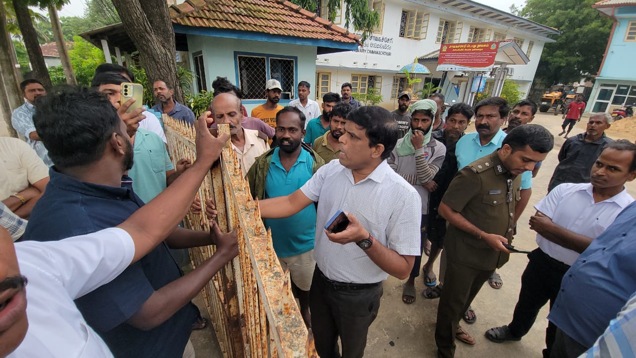 சாவகச்சேரி நகர சபை முன்றலில் போராட்டம்