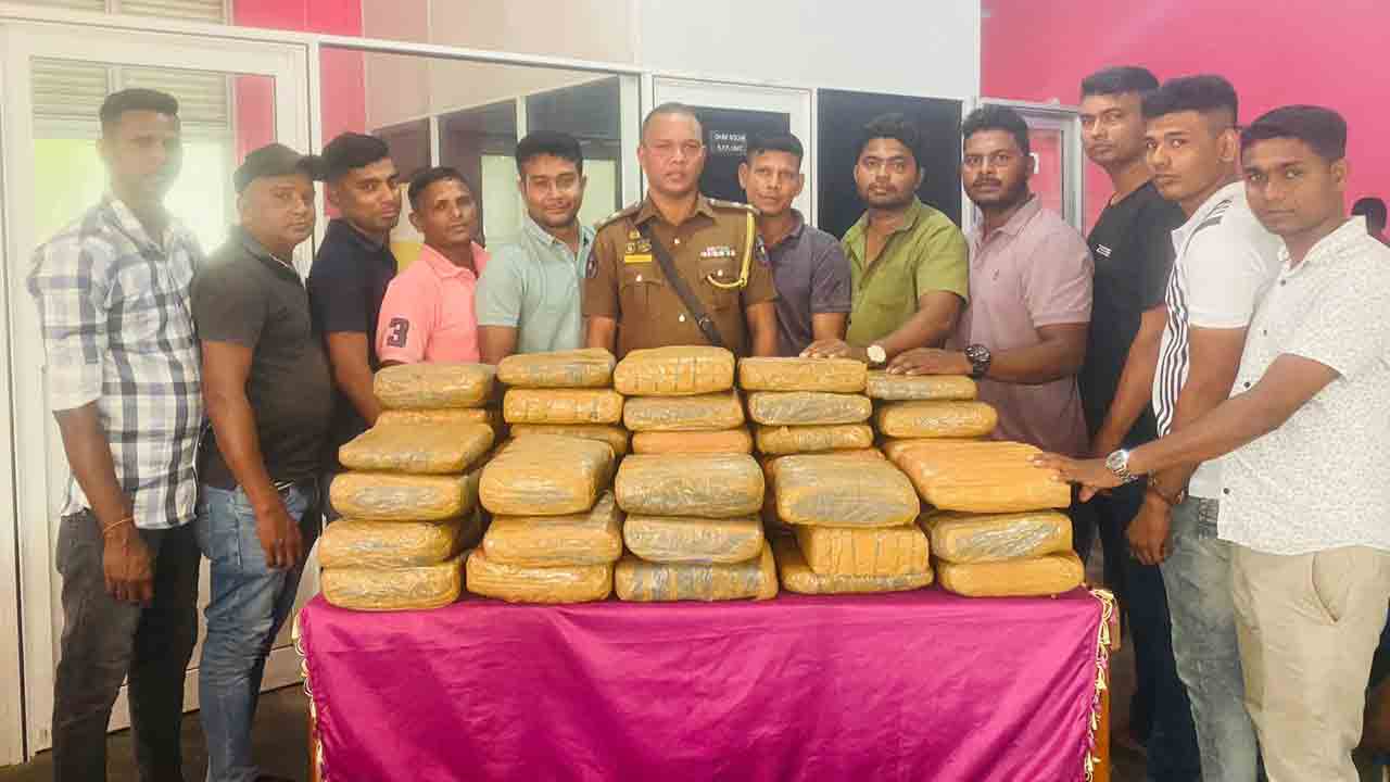 எட்டு கிலோ கேரள கஞ்சாவுடன் 4 பேர் கைது எட்டு கிலோ கேரள கஞ்சாவுடன் 4 பேர் கைது