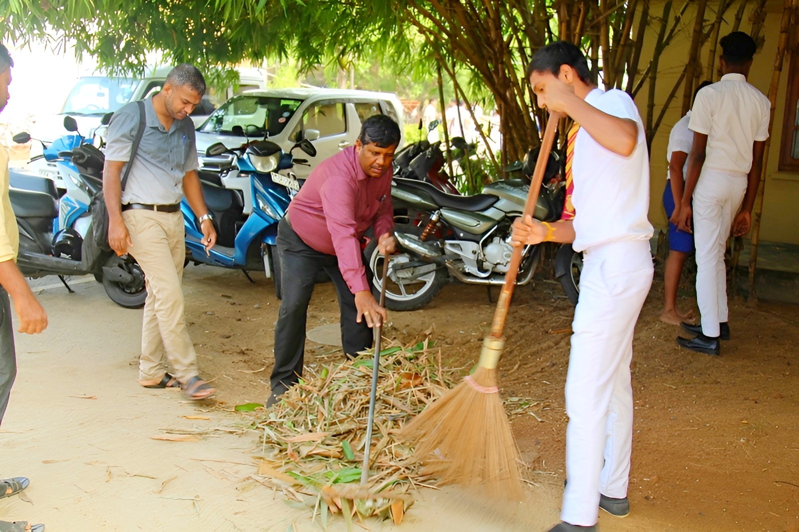 மாணவர்களால் முன்னெடுக்கப்பட்ட கிளீன்  ஸ்ரீலங்காவின் முதற்கட்டம்