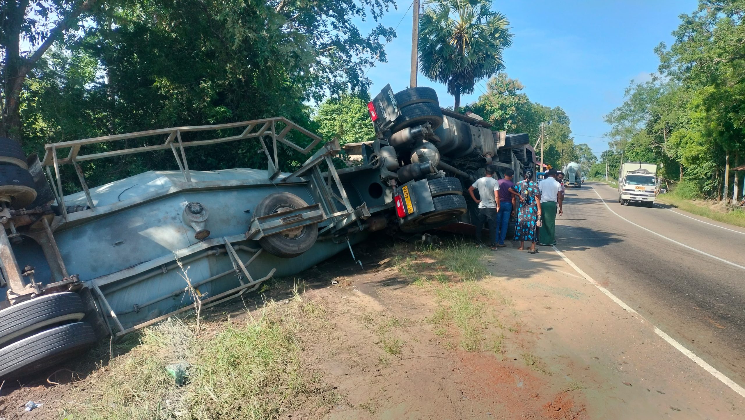 சீமெந்து களவை ஏற்றிச் சென்ற கனரக வாகனம் விபத்து