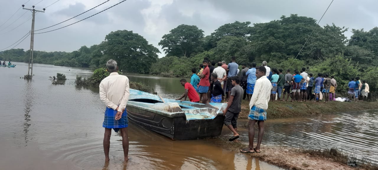 வெள்ளத்தில் அடித்துச் செல்லப்பட்டு இருவரை காணவில்லை