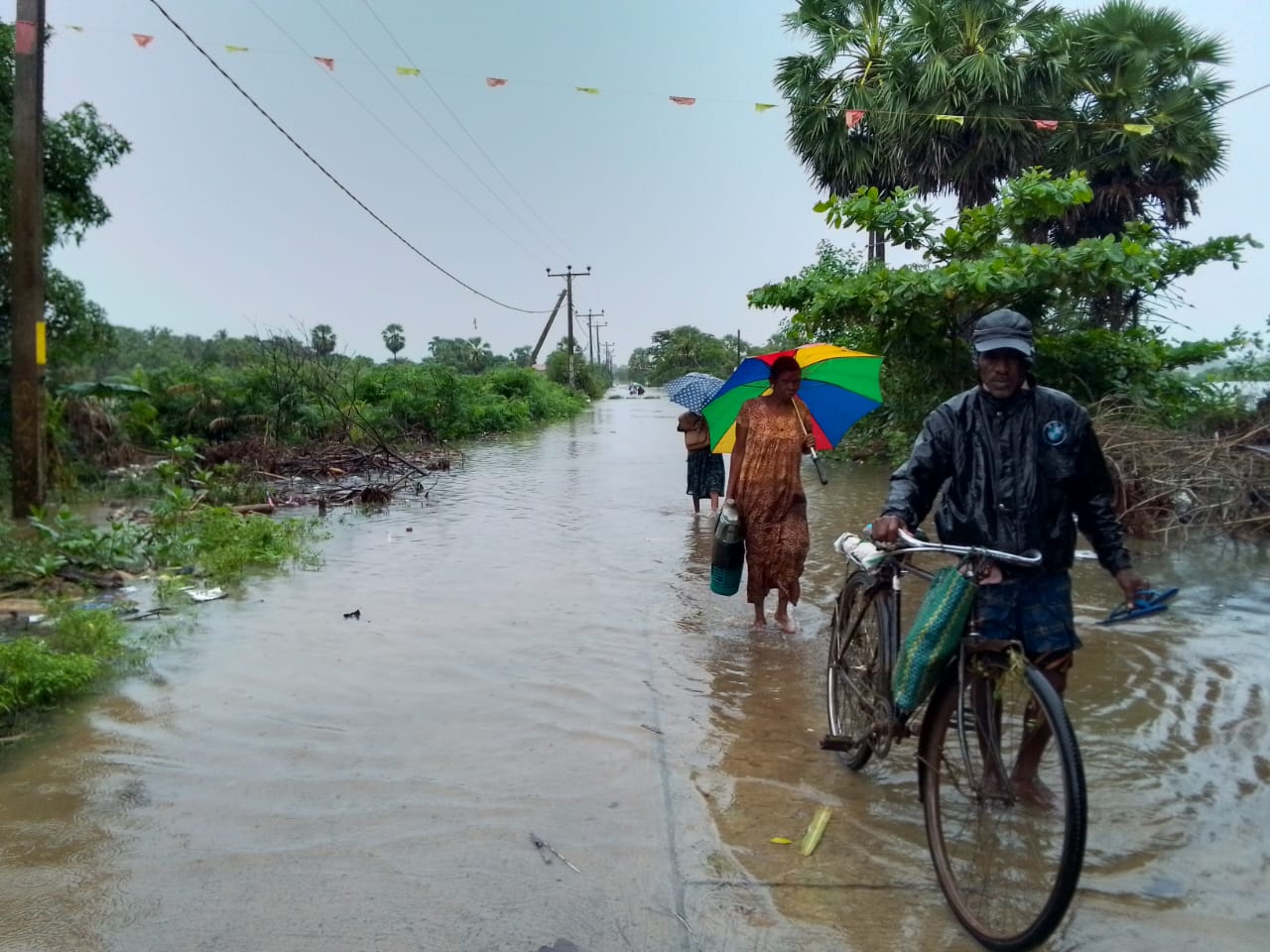 நீர்மட்டம் அதிகரித்ததால் பொதுமக்கள் பெரும் சிரமம்