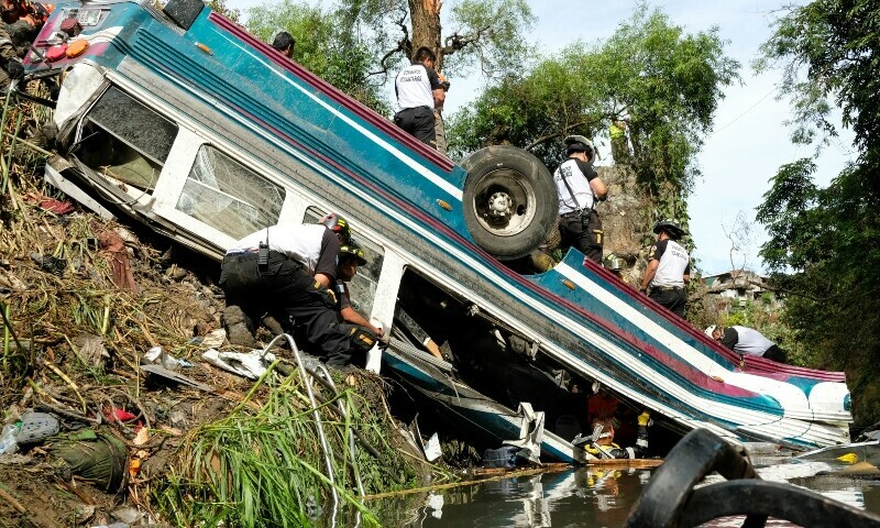 வீதி தடுப்பில் மோதுண்ட பஸ்….51 பேர் உயிரிழப்பு