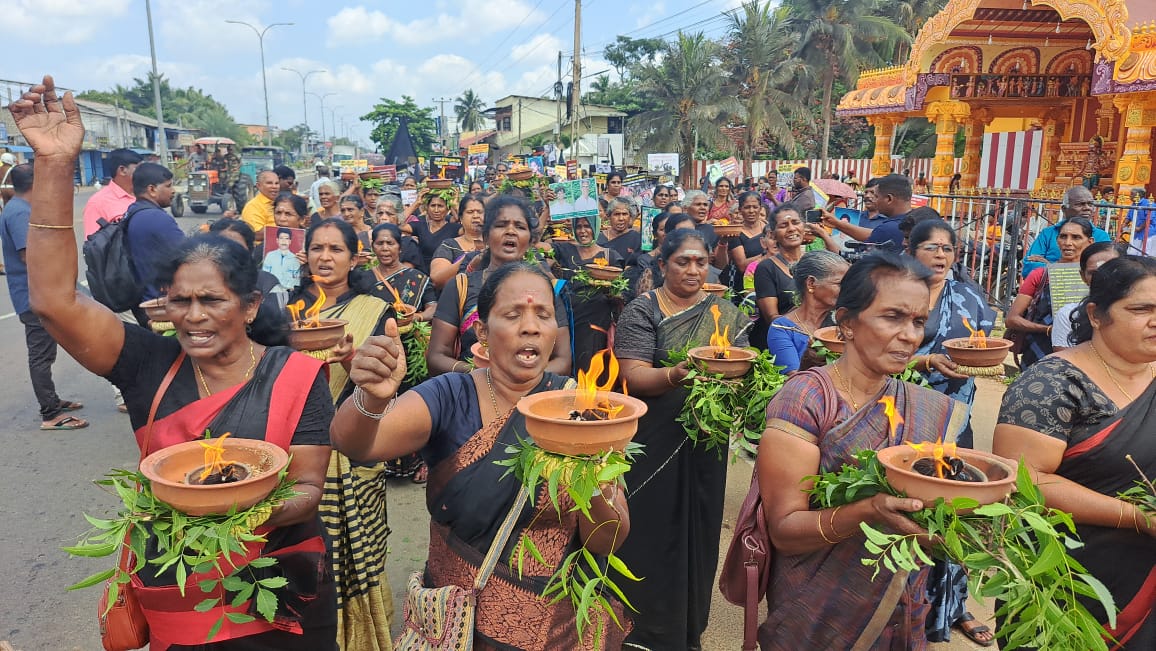 கிளிநொச்சி தீச்சட்டி ஏந்தி பெரும் போராட்டம் – இனியும் எம்மை ஏமாற்றாமல் நீதியைப் பெற்றுத் தாருங்கள்  என வேண்டுகோள்