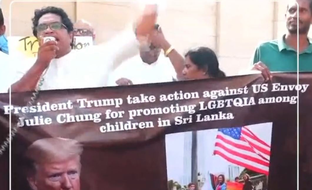 “LGBTQ மதிப்புகளை ஊக்குவிக்கும் ஜூலி சுங்” – கொழும்பில் உள்ள அமெரிக்க தூதரகம் முன் போராட்டம் “LGBTQ மதிப்புகளை ஊக்குவிக்கும் ஜூலி சுங்” – கொழும்பில் உள்ள அமெரிக்க தூதரகம் முன் போராட்டம்