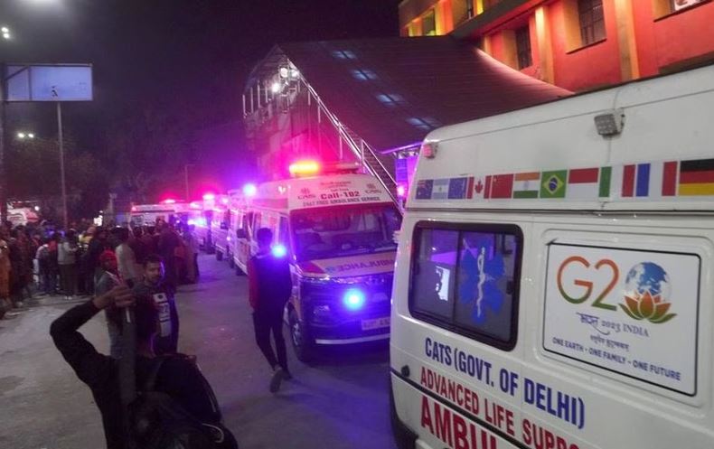டில்லி ரயில் நிலையத்தில் கூட்ட நெரிசலில் சிக்கி 18 பேர் உயிரிழப்பு டில்லி ரயில் நிலையத்தில் கூட்ட நெரிசலில் சிக்கி 18 பேர் உயிரிழப்பு