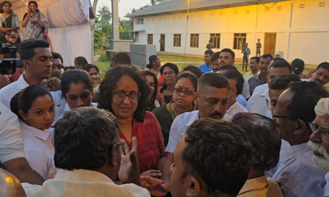 யாழ்ப்பாணத்தில் பிரதமர் பங்கேற்ற கூட்டத்தில் பதற்றம் யாழ்ப்பாணத்தில் பிரதமர் பங்கேற்ற கூட்டத்தில் பதற்றம்