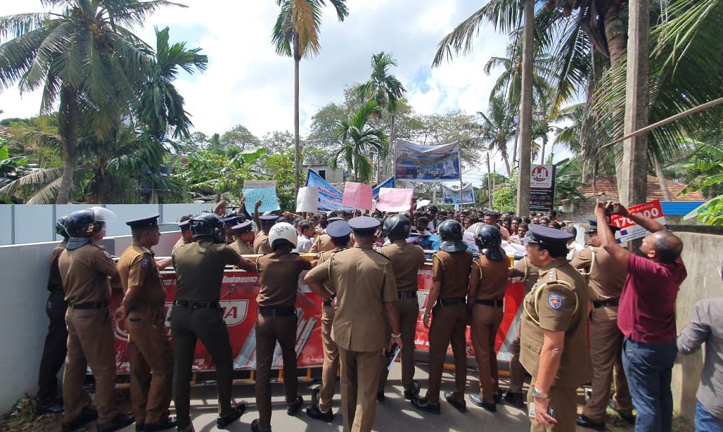 யாழில் இந்தியத் துணைத் தூதரத்துக்கு முன்னால் கடும் பாதுகாப்பு யாழில் இந்தியத் துணைத் தூதரத்துக்கு முன்னால் கடும் பாதுகாப்பு