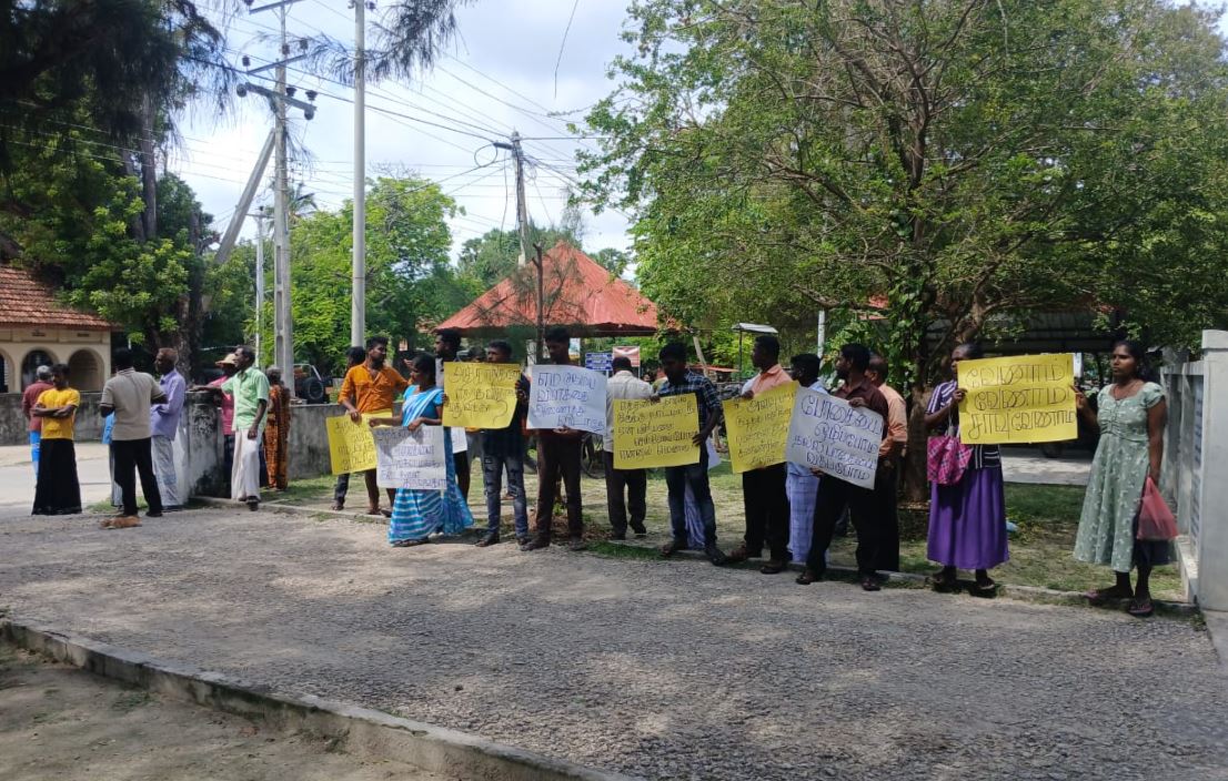 மதுபான விற்பனை நிலையத்திற்கு எதிராக நெடுந்தீவில் போராட்டம் மதுபான விற்பனை நிலையத்திற்கு எதிராக நெடுந்தீவில் போராட்டம்