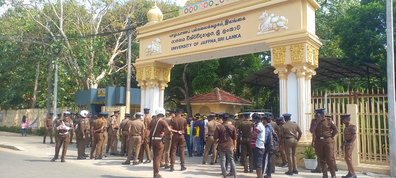 வேராய் விழுதாய் ஒன்றாவோம் – யாழ். பல்கலைக்கழக வளாகத்தில் பெருமளவு பொலிஸார் குவிப்பு வேராய் விழுதாய் ஒன்றாவோம் – யாழ். பல்கலைக்கழக வளாகத்தில் பெருமளவு பொலிஸார் குவிப்பு