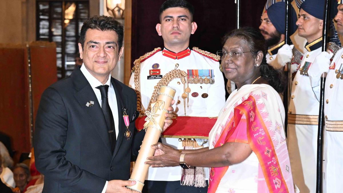 பத்ம பூஷன் விருதை பெற்றார் நடிகர் அஜித்