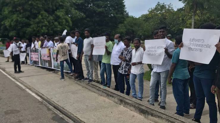 ஜம்மு-காஷ்மீரில் தீவிரவாத தாக்குதல் – பாகிஸ்தான் தூதருக்கு எதிராக கொழும்பில் ஆர்ப்பாட்டம் ஜம்மு-காஷ்மீரில் தீவிரவாத தாக்குதல் – பாகிஸ்தான் தூதருக்கு எதிராக கொழும்பில் ஆர்ப்பாட்டம்