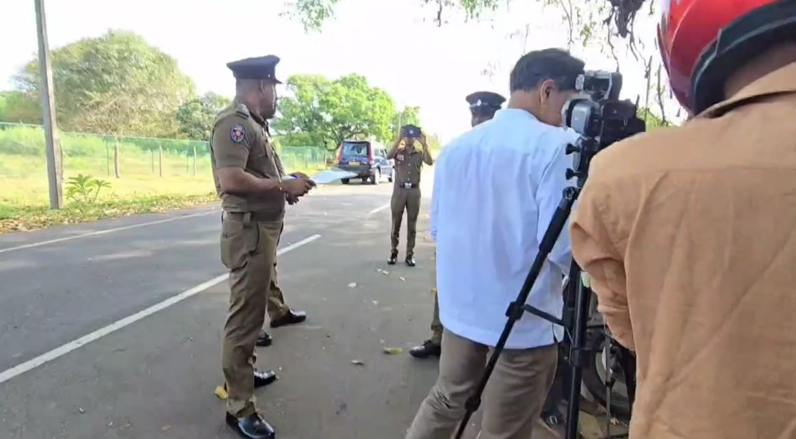 யாழில் ஊடக சந்திப்பிற்கு வந்தவர்களை அச்சுறுத்திய பொலிஸார் யாழில் ஊடக சந்திப்பிற்கு வந்தவர்களை அச்சுறுத்திய பொலிஸார்