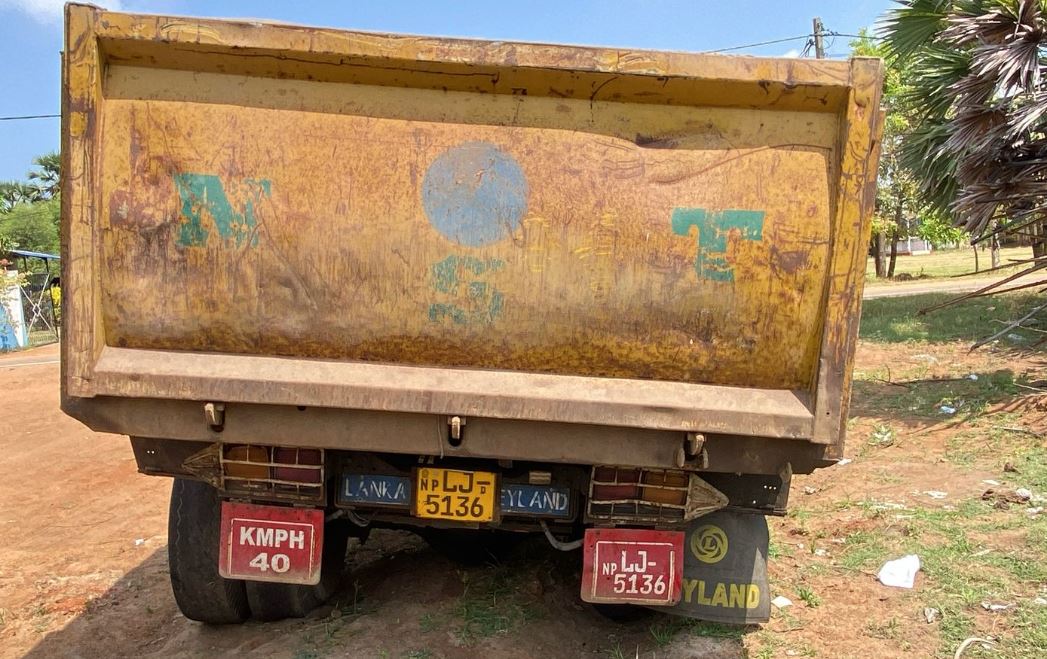 மன்னாரில் டிப்பர் வாகனம் மீது சரமாரியாக துப்பாக்கி சூடு – இருவர் கைது மன்னாரில் டிப்பர் வாகனம் மீது சரமாரியாக துப்பாக்கி சூடு – இருவர் கைது