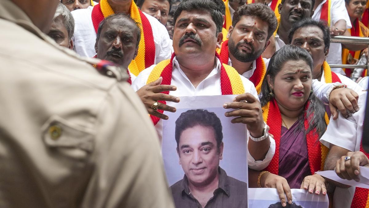 கமல் மன்னிப்பு கேட்காவிட்டால் ’தக் லைஃப்’ ரிலீஸ் ஆகாது: கர்நாடக திரைப்பட சம்மேளனம் எச்சரிக்கை கமல் மன்னிப்பு கேட்காவிட்டால் ’தக் லைஃப்’ ரிலீஸ் ஆகாது: கர்நாடக திரைப்பட சம்மேளனம் எச்சரிக்கை