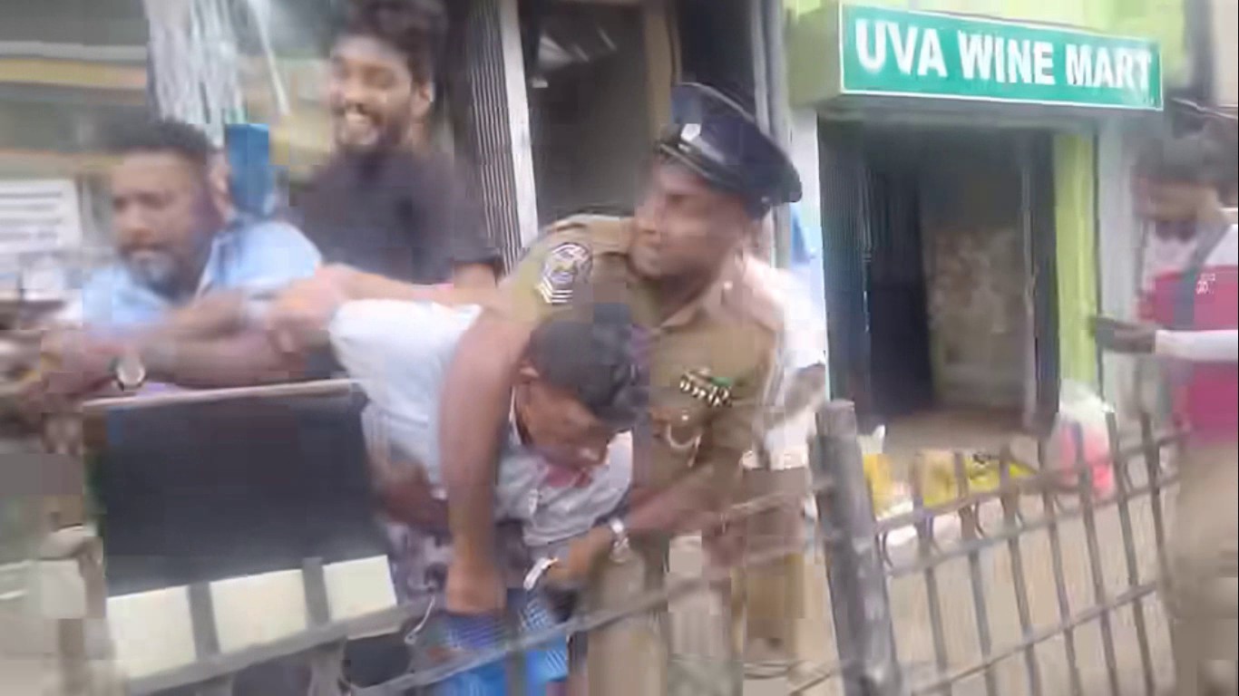 பதுளையில் வாள்வெட்டு – தடுத்து நிறுத்திய சார்ஜென்ட் பதுளையில் வாள்வெட்டு – தடுத்து நிறுத்திய சார்ஜென்ட்