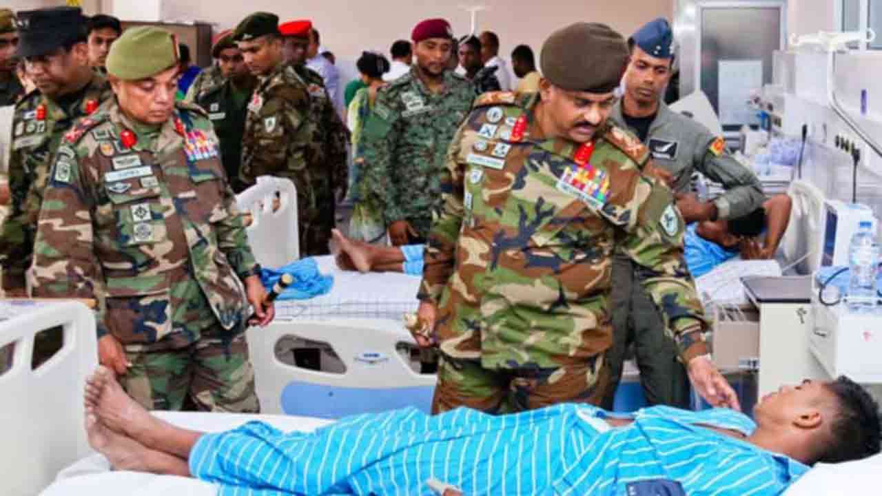 ஹெலிகொப்டர் விபத்தில் காயமடைந்தவர்களின் நலன் விசாரித்த இராணுவத் தளபதி ஹெலிகொப்டர் விபத்தில் காயமடைந்தவர்களின் நலன் விசாரித்த இராணுவத் தளபதி