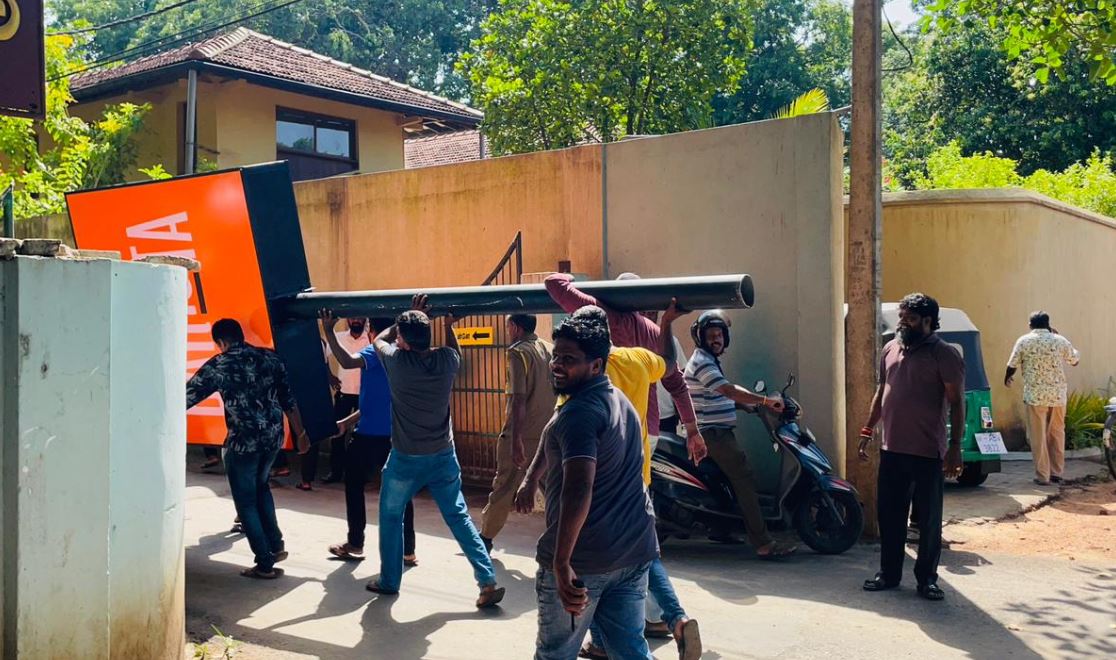 நல்லூர் முன்றலில் அசைவ உணவகம் – பெயர் பலகையை அதிரடியாக அகற்றிய மாநகர சபை நல்லூர் முன்றலில் அசைவ உணவகம் – பெயர் பலகையை அதிரடியாக அகற்றிய மாநகர சபை