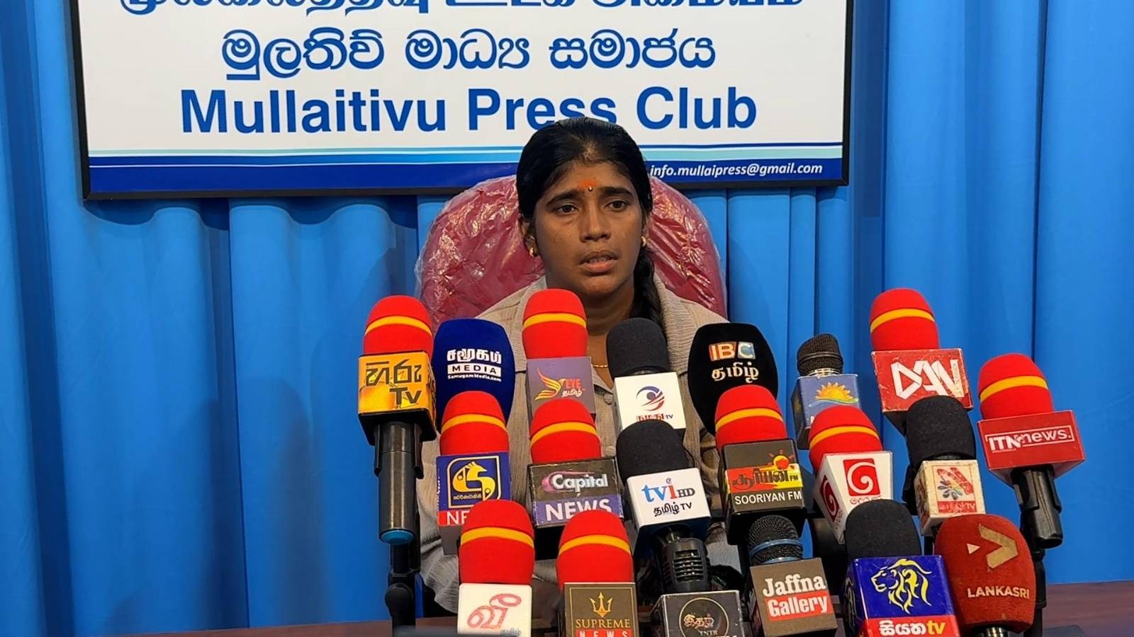 வன்னியில் ஒரு பொலிஸ் குழு சிறுவனை ‘தூக்கி அடிப்பதாக’ அச்சுறுத்துகிறது வன்னியில் ஒரு பொலிஸ் குழு சிறுவனை ‘தூக்கி அடிப்பதாக’ அச்சுறுத்துகிறது