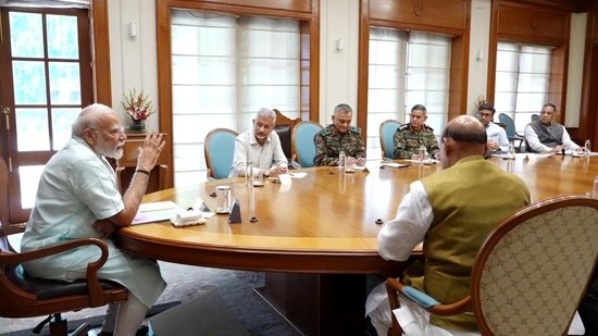 பாகிஸ்தானின் தாக்குதலுக்கு கடுமையான பதிலடி கொடுக்குமாறு பிரதமர் மோடி அறிவிப்பு பாகிஸ்தானின் தாக்குதலுக்கு கடுமையான பதிலடி கொடுக்குமாறு பிரதமர் மோடி அறிவிப்பு