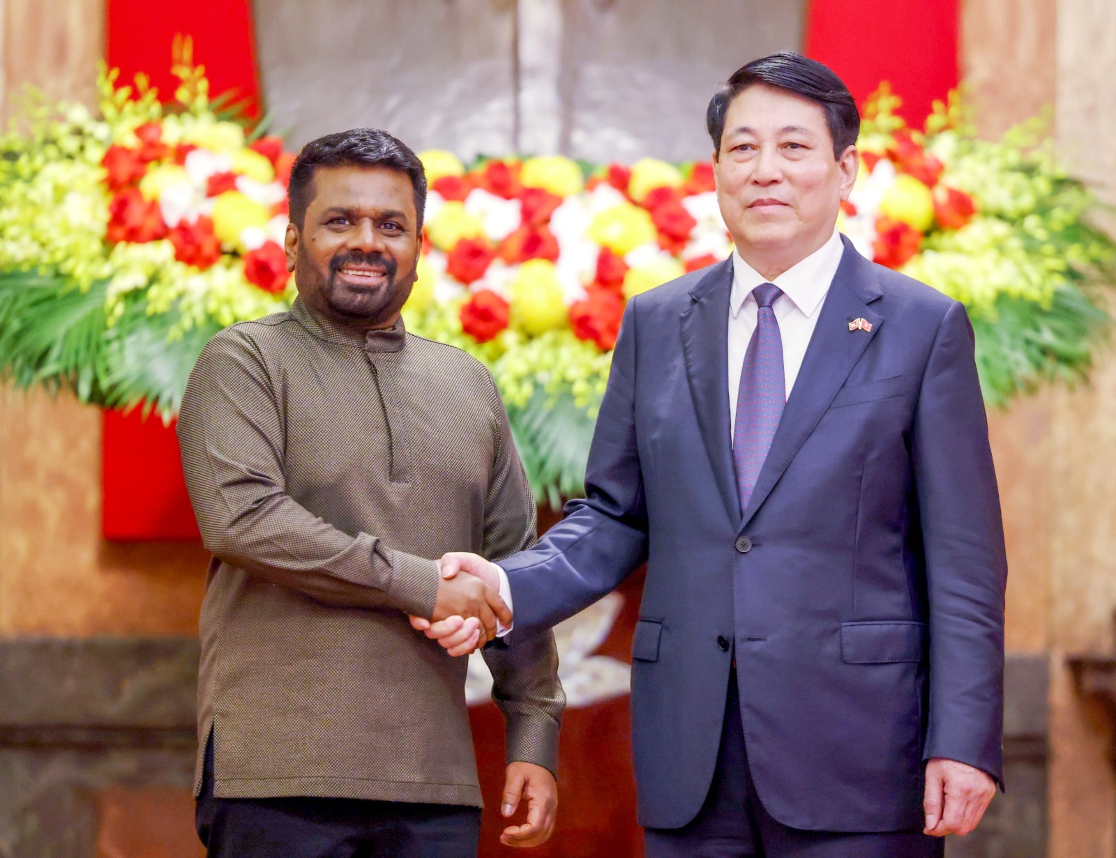 ஜனாதிபதி அநுரவிற்கு அமோக வரவேற்பளித்த வியட்நாம் ஜனாதிபதி ஜனாதிபதி அநுரவிற்கு அமோக வரவேற்பளித்த வியட்நாம் ஜனாதிபதி