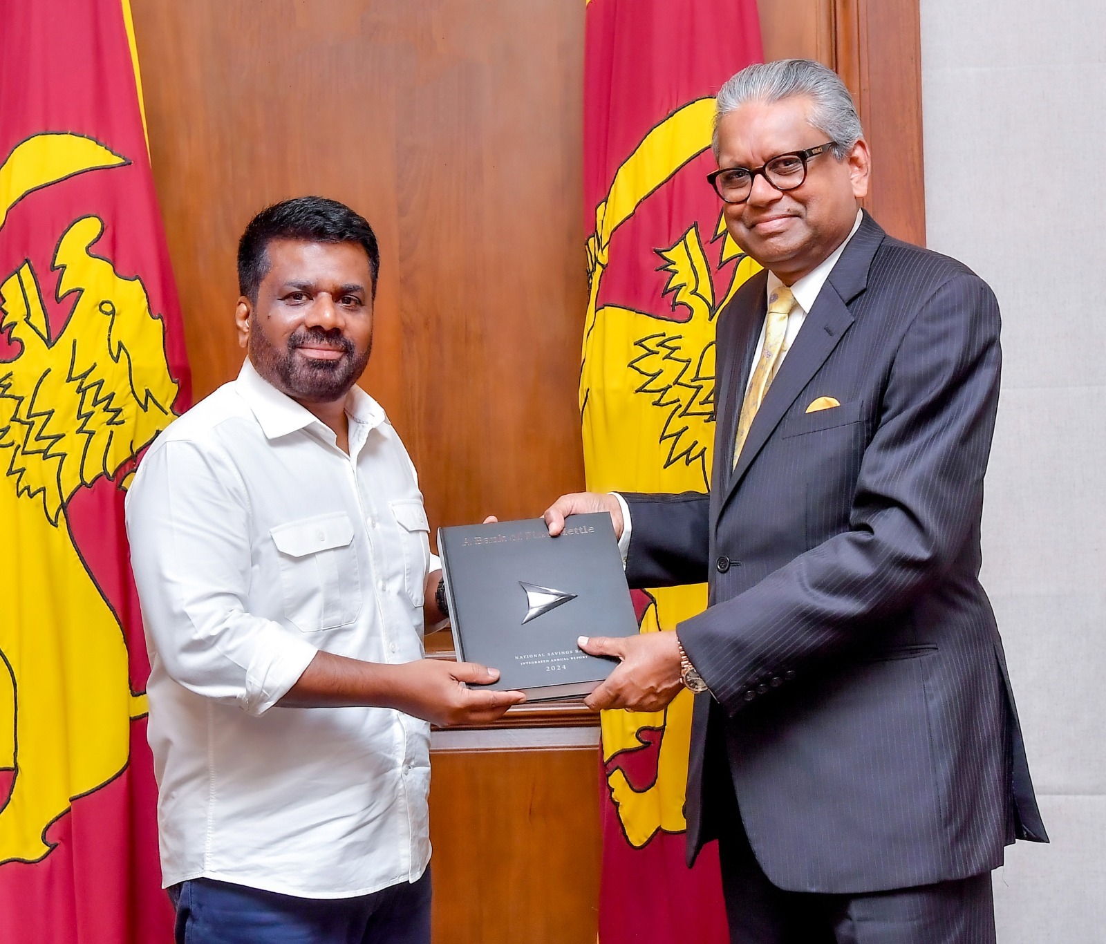 இலங்கை வங்கி மற்றும் தேசிய சேமிப்பு வங்கியின் வருடாந்த அறிக்கை ஜனாதிபதியிடம் இலங்கை வங்கி மற்றும் தேசிய சேமிப்பு வங்கியின் வருடாந்த அறிக்கை ஜனாதிபதியிடம்