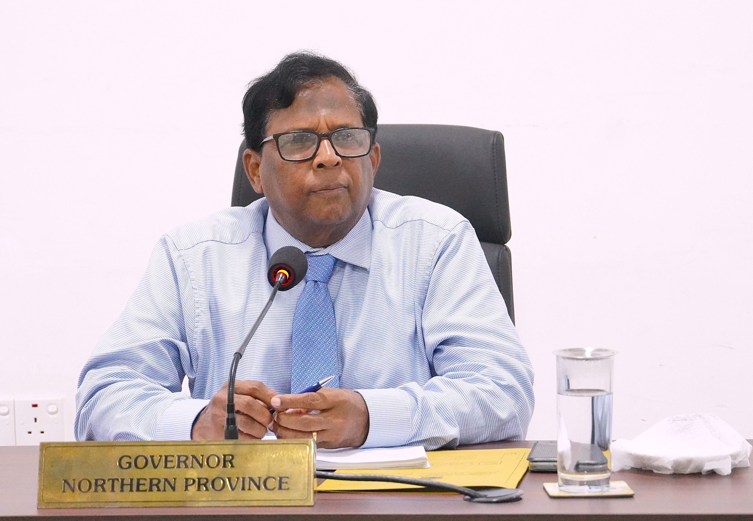 ஆட்களை கழுத்தோடு வெட்டுவதைப்போன்று வீதிகளில் வளர்ந்துள்ள மரங்களை வெட்டுகின்றார்கள் – வேதநாயகன் ஆட்களை கழுத்தோடு வெட்டுவதைப்போன்று வீதிகளில் வளர்ந்துள்ள மரங்களை வெட்டுகின்றார்கள் – வேதநாயகன்