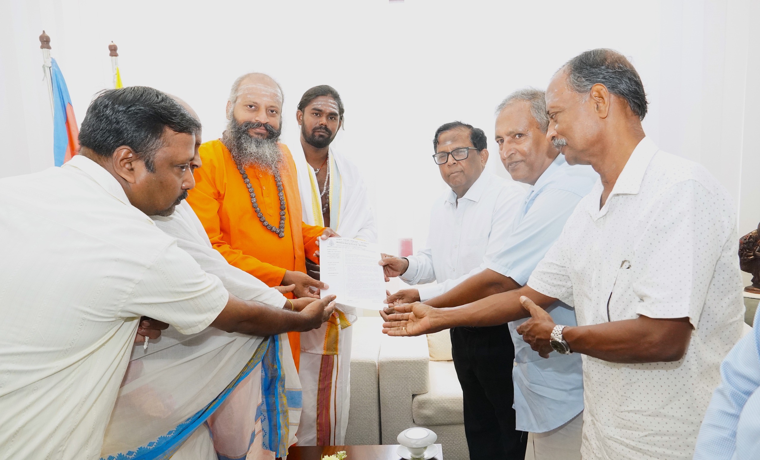 நல்லூர் கந்தசுவாமி ஆலயச் சூழலை பாதுகாக்க வேண்டும் – ஆளுநரிடம் வலியுறுத்திய தமிழ்ச் சைவப்பேரவை நல்லூர் கந்தசுவாமி ஆலயச் சூழலை பாதுகாக்க வேண்டும் – ஆளுநரிடம் வலியுறுத்திய தமிழ்ச் சைவப்பேரவை
