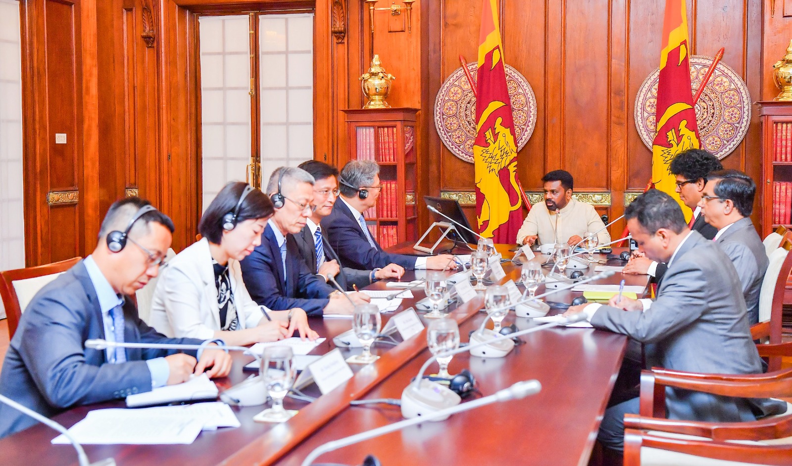 இலங்கையில் முதலீடு செய்வதற்கு சீன முதலீட்டாளர்கள் கவனம் – சீன வர்த்தக அமைச்சர் ஜனாதிபதியிடம் தெரிவிப்பு இலங்கையில் முதலீடு செய்வதற்கு சீன முதலீட்டாளர்கள் கவனம் – சீன வர்த்தக அமைச்சர் ஜனாதிபதியிடம் தெரிவிப்பு