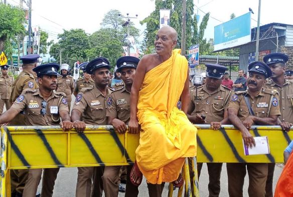 அம்பிட்டியே சுமனரதன தேரர் கைது அம்பிட்டியே சுமனரதன தேரர் கைது