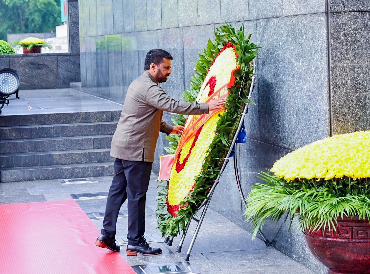 போர்வீரர்கள் நினைவிடத்தில் ஜனாதிபதி மலர் அஞ்சலி போர்வீரர்கள் நினைவிடத்தில் ஜனாதிபதி மலர் அஞ்சலி