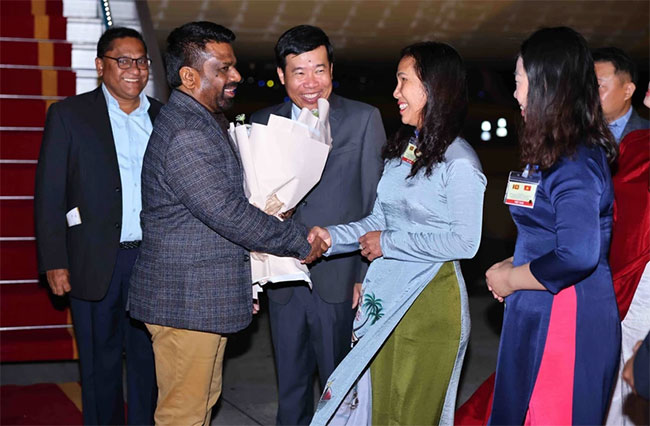 வியட்நாம் – நொய் பாய் விமான நிலையத்தில் ஜனாதிபதிக்கு வரவேற்பு வியட்நாம் – நொய் பாய் விமான நிலையத்தில் ஜனாதிபதிக்கு வரவேற்பு