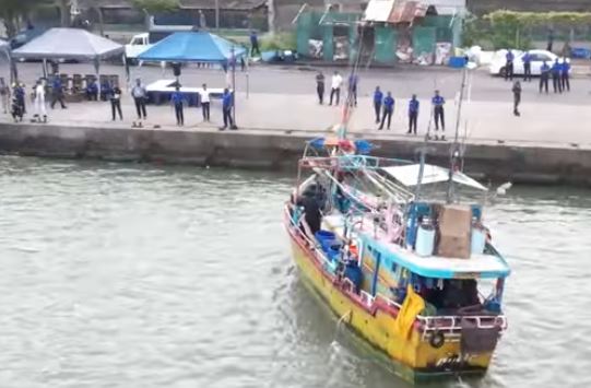 450 ஹெராயின் மற்றும் ஐஸ் போதைப்பொருளுடன் இரண்டு படகுகள் பறிமுதல் 450 ஹெராயின் மற்றும் ஐஸ் போதைப்பொருளுடன் இரண்டு படகுகள் பறிமுதல்