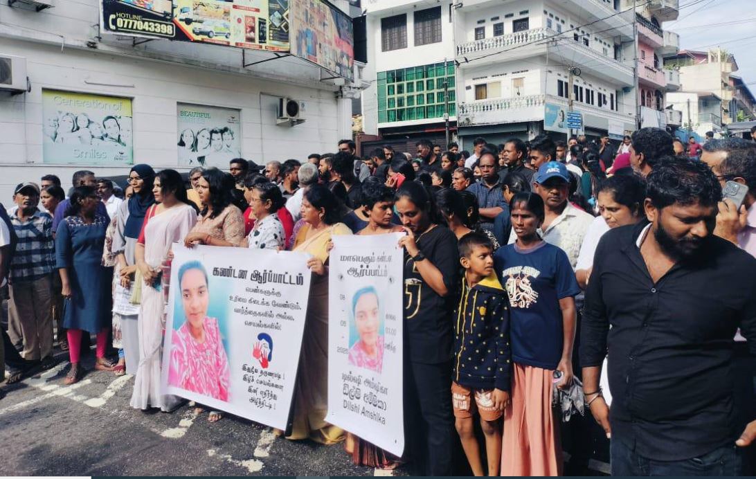 கொழும்பில் மாணவி அம்ஷிக்கு நீதிகோரி பெரும் போராட்டம் – இரமநாதன் இந்து கல்லூரி வளாகத்தில் பதற்றம் கொழும்பில் மாணவி அம்ஷிக்கு நீதிகோரி பெரும் போராட்டம் – இரமநாதன் இந்து கல்லூரி வளாகத்தில் பதற்றம்