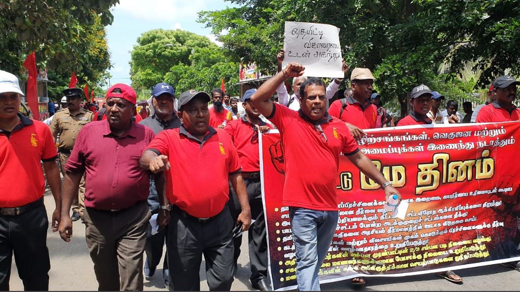 யாழில் இடம்பெற்ற கூட்டு மே தின பேரணி யாழில் இடம்பெற்ற கூட்டு மே தின பேரணி