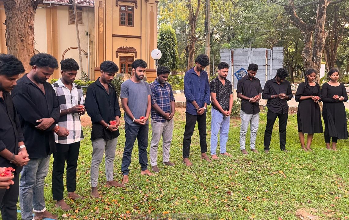 யாழ் . பல்கலை முள்ளிவாய்க்கால் நினைவு தூபி முன்பாக அஞ்சலி யாழ் . பல்கலை முள்ளிவாய்க்கால் நினைவு தூபி முன்பாக அஞ்சலி