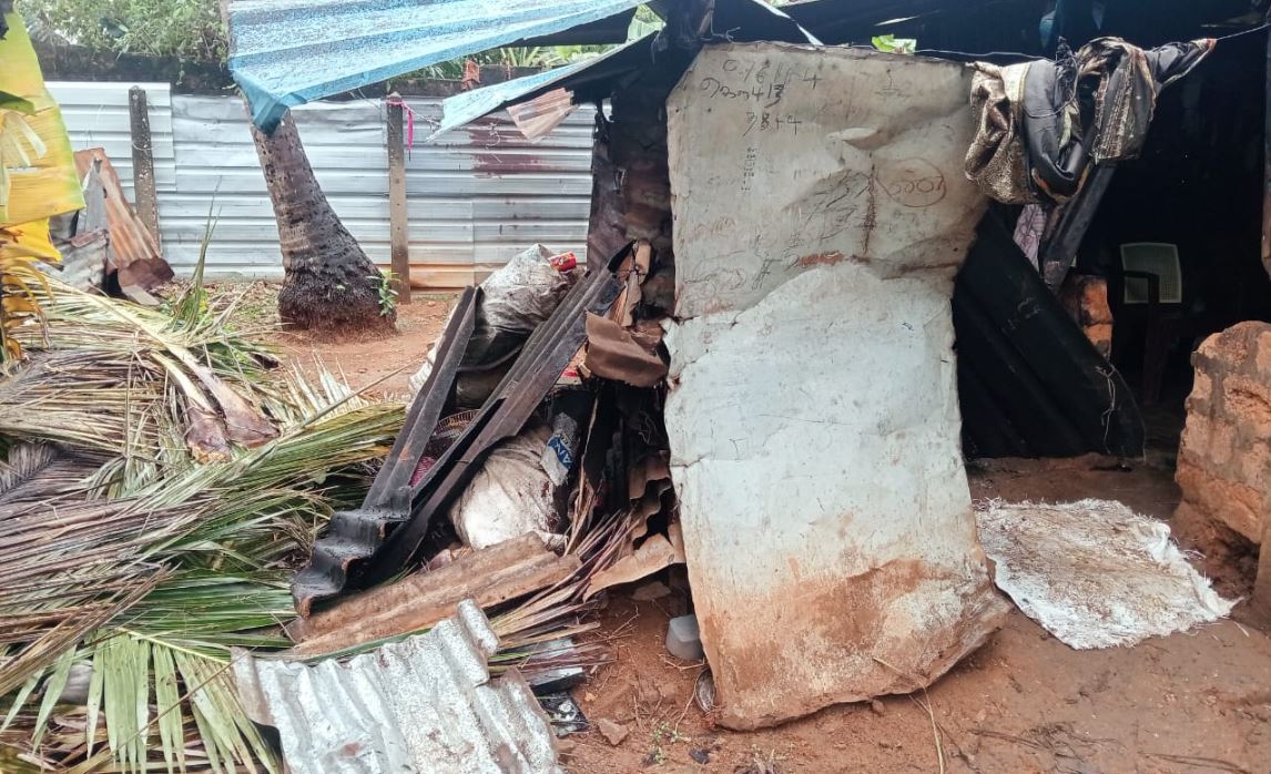 யாழில் வீசிய காற்றினால் எட்டுக் குடும்பங்கள் பாதிப்பு யாழில் வீசிய காற்றினால் எட்டுக் குடும்பங்கள் பாதிப்பு