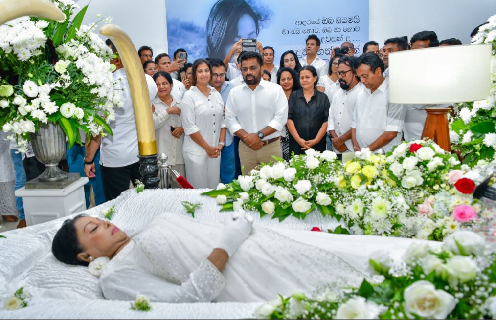 பிரபல நடிகை மாலினி பொன்சேகாவின் பூதவுடலுக்கு ஜனாதிபதி இறுதி அஞ்சலி பிரபல நடிகை மாலினி பொன்சேகாவின் பூதவுடலுக்கு ஜனாதிபதி இறுதி அஞ்சலி