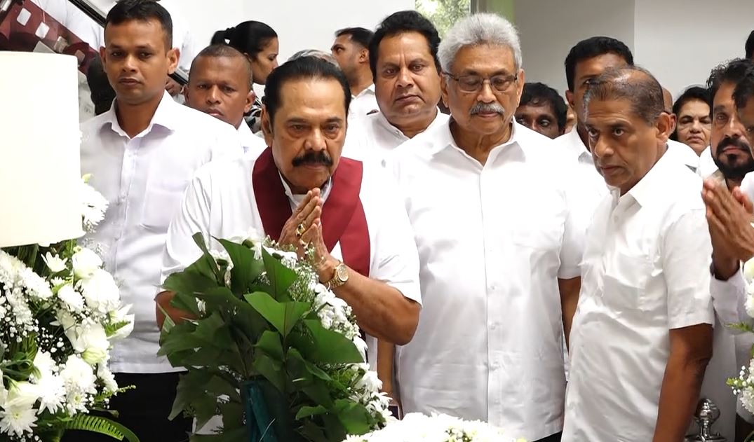 மறைந்த நடிகை மாலினி பொன்சேகாவுக்கு முன்னாள் ஜனாதிபதி மகிந்த இறுதி அஞ்சலி மறைந்த நடிகை மாலினி பொன்சேகாவுக்கு முன்னாள் ஜனாதிபதி மகிந்த இறுதி அஞ்சலி