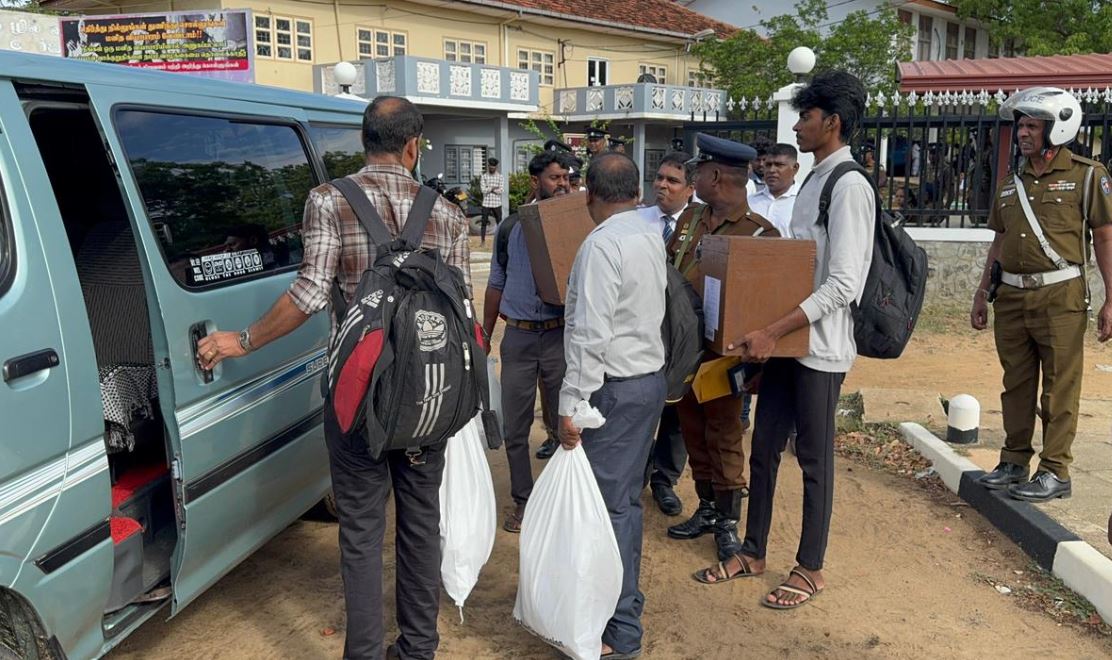 முல்லைத்தீவில் வாக்களிப்பு நிலையங்களுக்குமான வாக்குப் பெட்டிகள் அனுப்பி வைப்பு முல்லைத்தீவில் வாக்களிப்பு நிலையங்களுக்குமான வாக்குப் பெட்டிகள் அனுப்பி வைப்பு