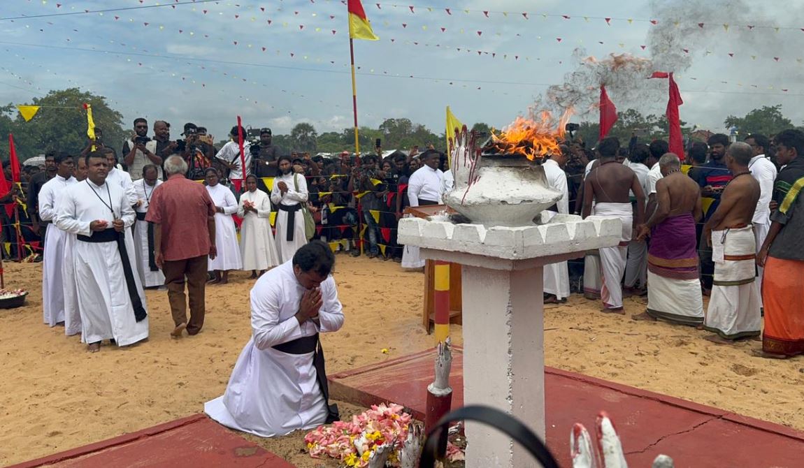 முள்ளிவாய்க்காலில் மிகவும் உண்ர்வுப்பூர்வமாக நடந்த தமிழின அழிப்பு நினைவேந்தல் நிகழ்வு முள்ளிவாய்க்காலில் மிகவும் உண்ர்வுப்பூர்வமாக நடந்த தமிழின அழிப்பு நினைவேந்தல் நிகழ்வு