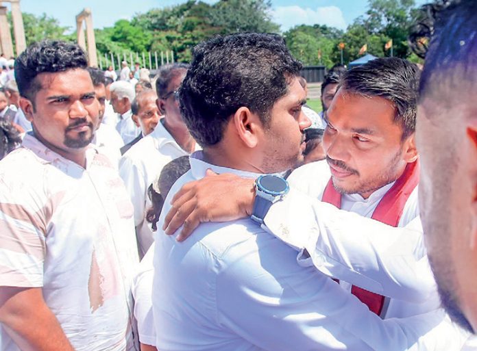 தஹாம் சிறிசேனவிற்கு நாமல் எம்.பி அழைப்பு தஹாம் சிறிசேனவிற்கு நாமல் எம்.பி அழைப்பு