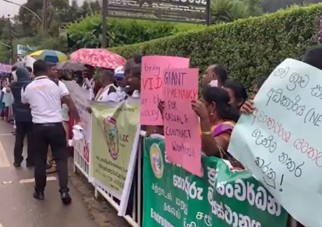 அடிப்படை உரிமைகளை பெற்றுத் தருமாறு கோரி நுவரெலியாவில் போராட்டம் அடிப்படை உரிமைகளை பெற்றுத் தருமாறு கோரி நுவரெலியாவில் போராட்டம்