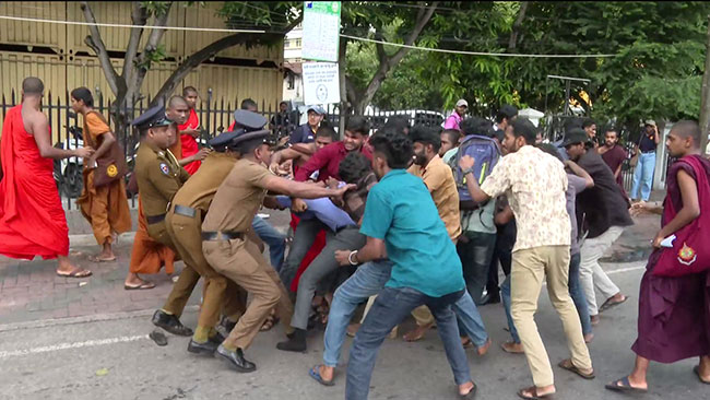 சுகாதார அமைச்சுக்கு முன்பாக போராட்டம் – 09 பேர் கைது சுகாதார அமைச்சுக்கு முன்பாக போராட்டம் – 09 பேர் கைது