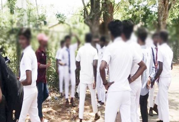 திருகோணமலை புல்மோட்டை பாடசாலை ஒன்றில் மாணவனின் கழுத்தை அறுத்த மாணவன் திருகோணமலை புல்மோட்டை பாடசாலை ஒன்றில் மாணவனின் கழுத்தை அறுத்த மாணவன்