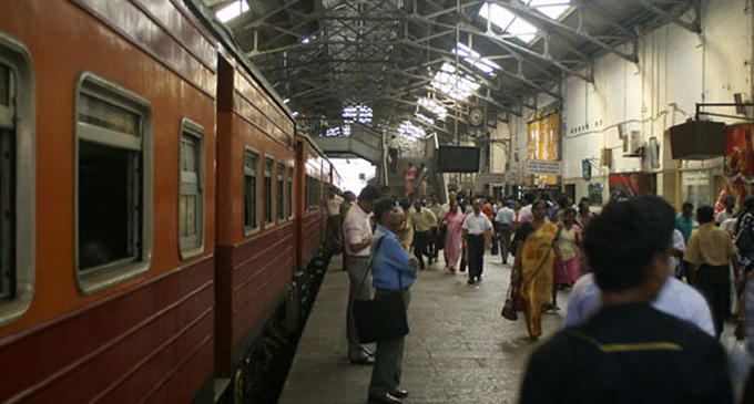 ரயில் நிலைய பொறுப்பதிகாரிகளின் பணிப்பகிஷ்கரிப்பால் இன்றும் இரவு நேர தபால் ரயில் சேவைகள் ரத்து ரயில் நிலைய பொறுப்பதிகாரிகளின் பணிப்பகிஷ்கரிப்பால் இன்றும் இரவு நேர தபால் ரயில் சேவைகள் ரத்து
