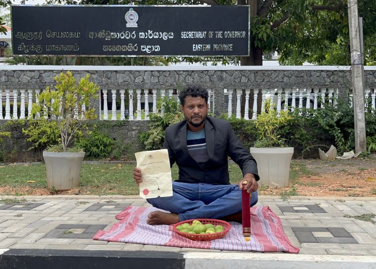 திருகோணமலையில் நூதனமான முறையில் போராட்டத்தில் ஈடுபட்ட பட்டதாரி திருகோணமலையில் நூதனமான முறையில் போராட்டத்தில் ஈடுபட்ட பட்டதாரி
