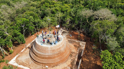 குருந்தூர் மலையில் விவசாயி விகாராதிபதியால் தடுக்கப்பட்டார் குருந்தூர் மலையில் விவசாயி விகாராதிபதியால் தடுக்கப்பட்டார்