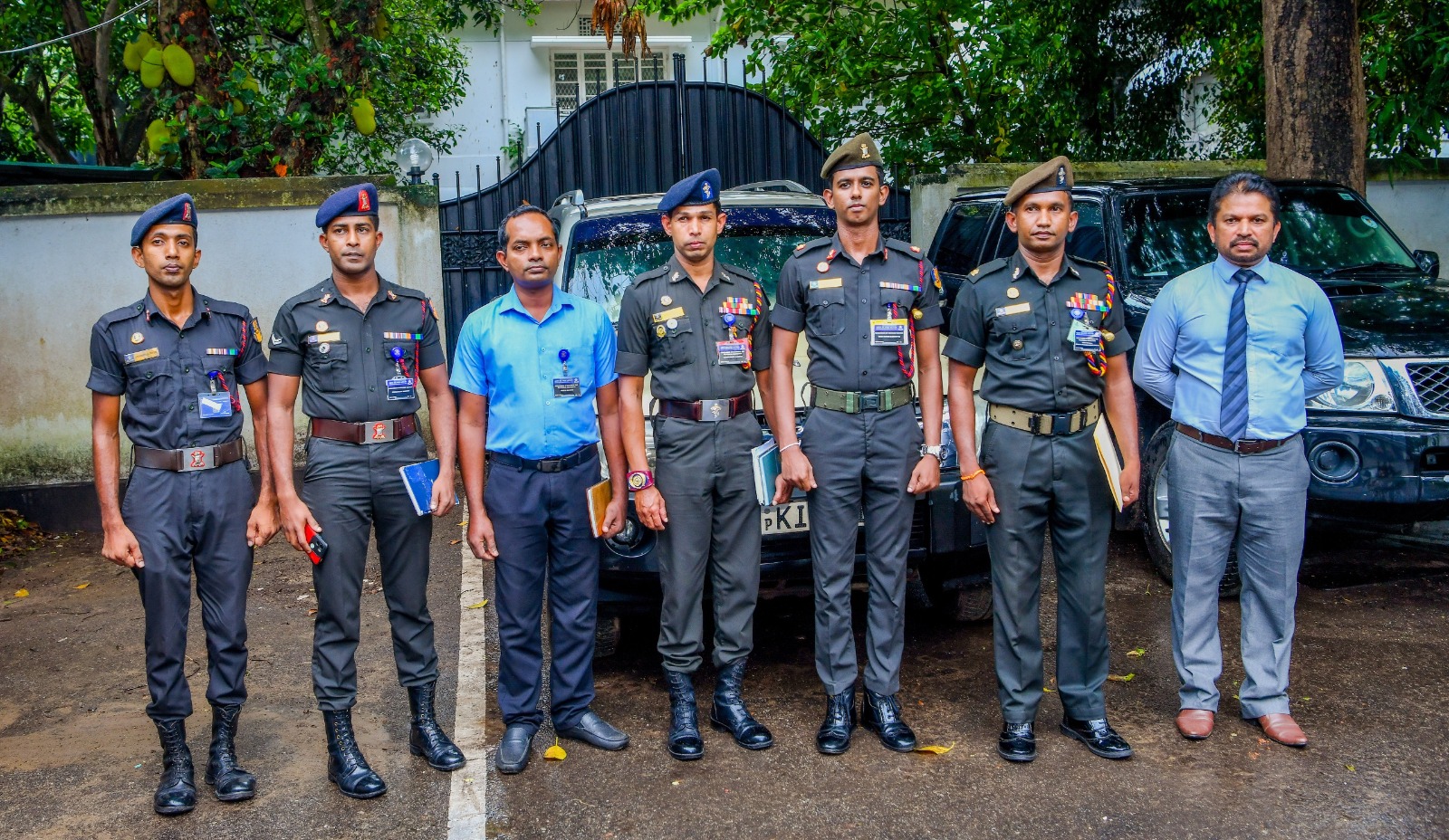 யுத்தத்தினால் அங்கவீனமடைந்த படை வீரர்களின் பயன்பாட்டிற்கு ஜனாதிபதி அலுவலக வாகனங்கள் கையளிப்பு யுத்தத்தினால் அங்கவீனமடைந்த படை வீரர்களின் பயன்பாட்டிற்கு ஜனாதிபதி அலுவலக வாகனங்கள் கையளிப்பு